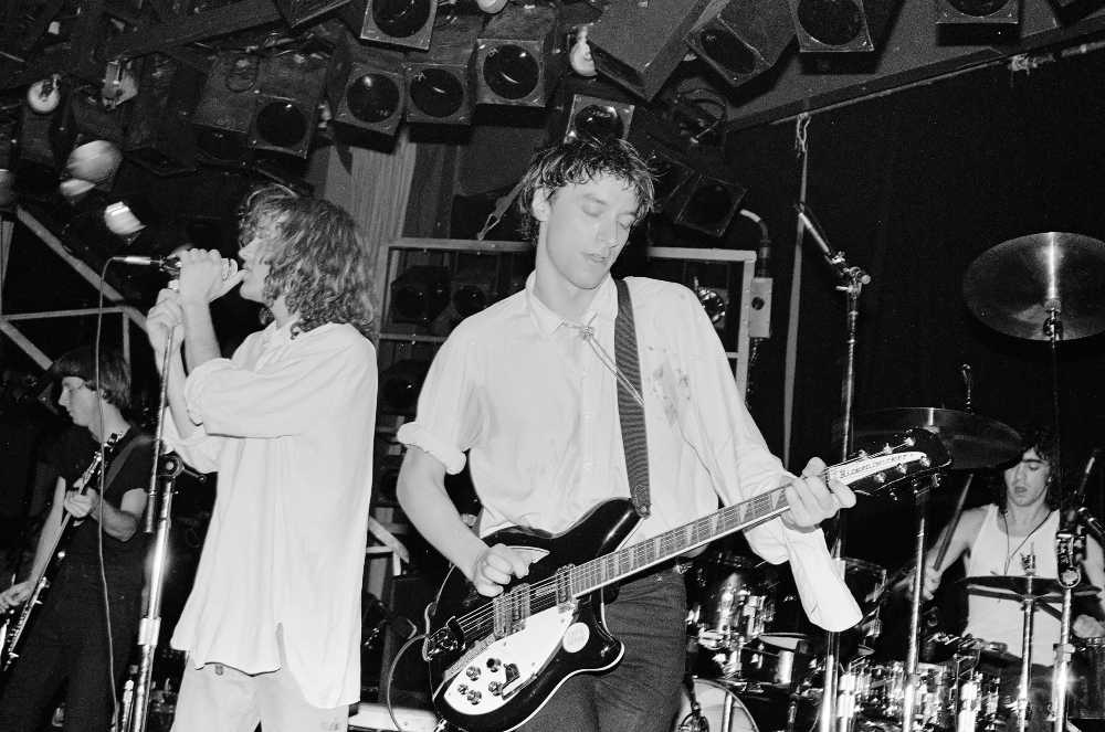 R.E.M., una banda de rock alternativo,presentándose en concierto