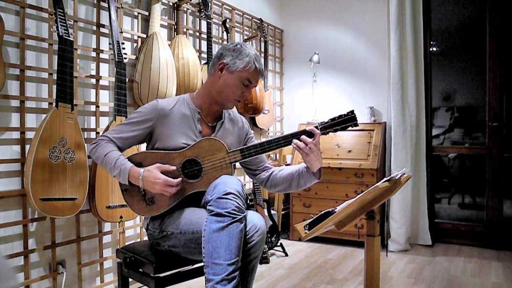Rolf Lislevand tocando o último violão Stradivarius