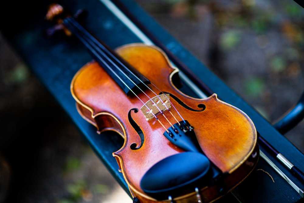 Violino guardado em um case