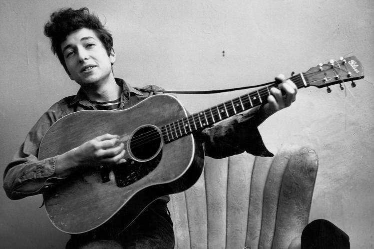 Bob Dylan tocando violão