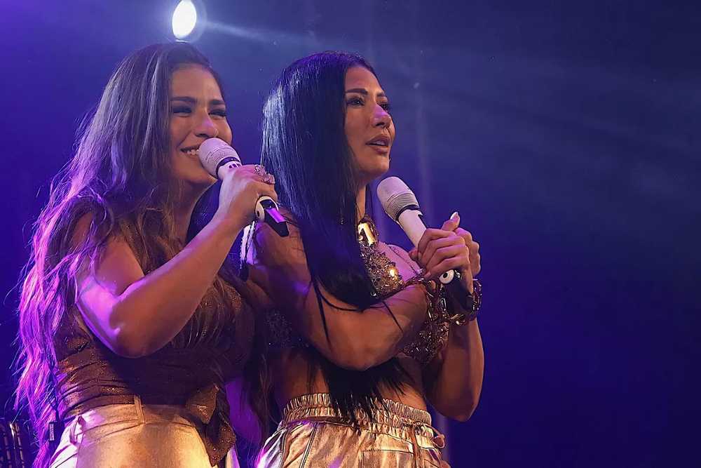 Simone e Simaria cantando em show