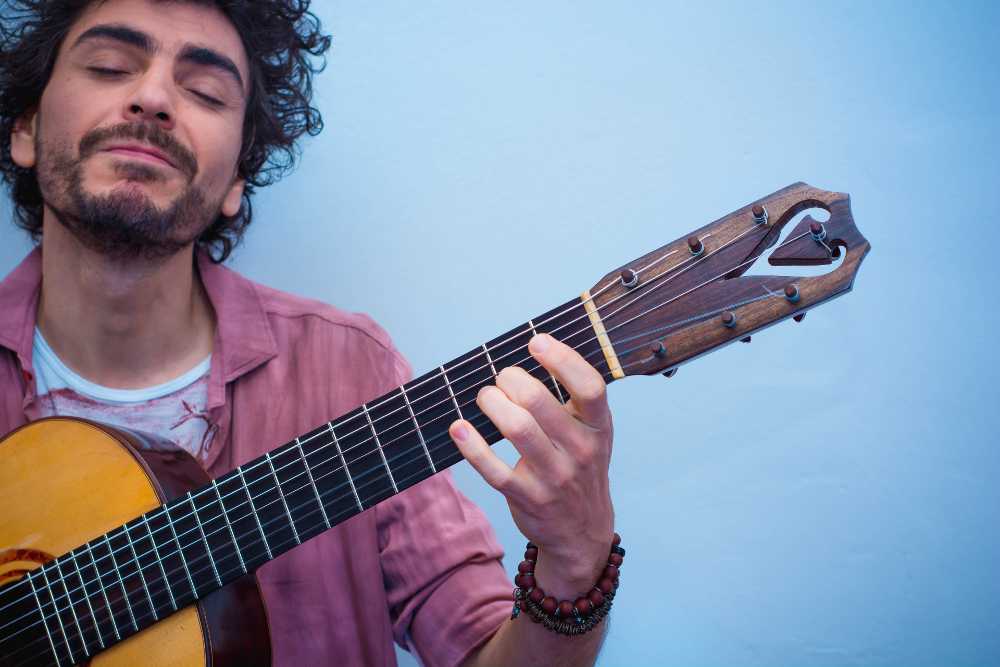 Sergio Abalos tocando violão