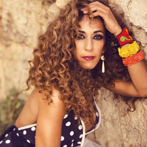 Lucia Rosario Flores Cifra Club Translation of 'que bonito es querer' by manuel carrasco (manuel carrasco galloso) from spanish to english. lucia rosario flores cifra club