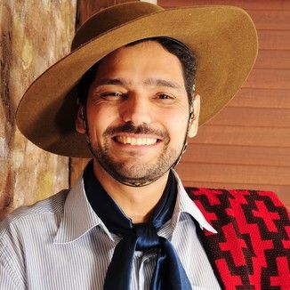 Foto da capa: ADAMS CEZAR: PELOS PALCOS DOS FESTIVAIS