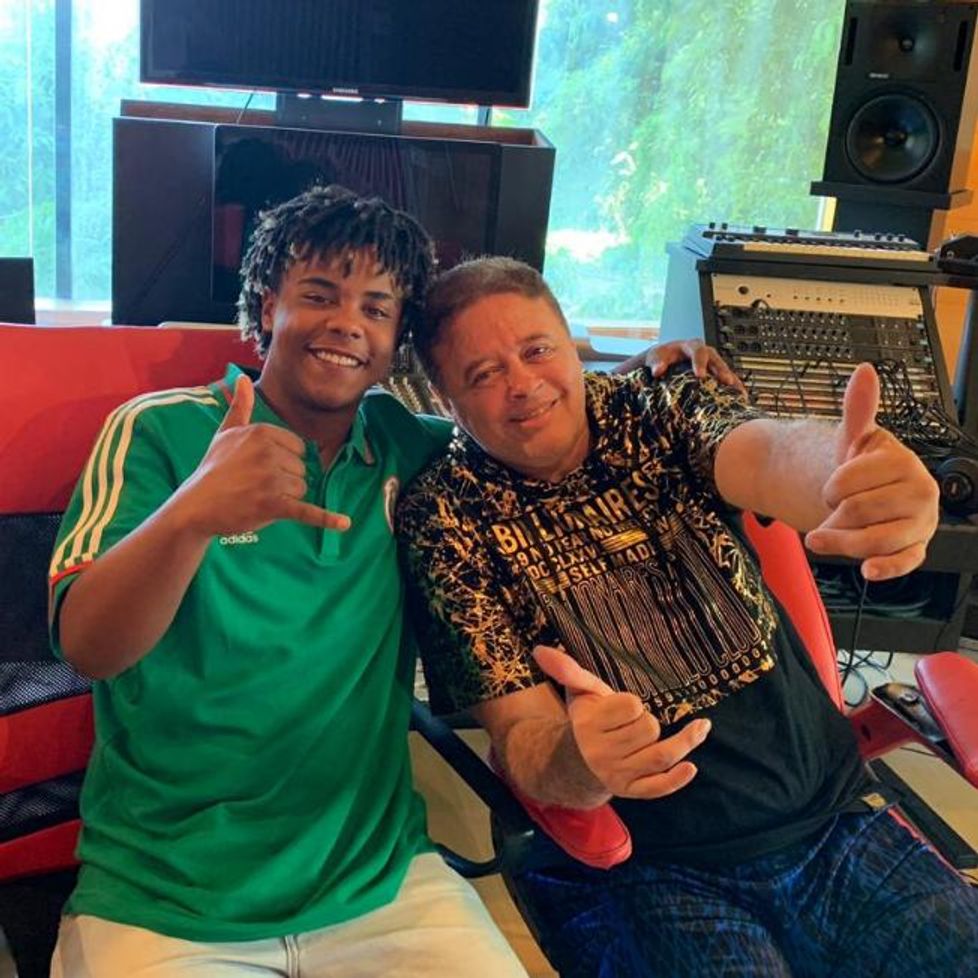 Vitin Lc Feat Dj Marlboro Que Que Isso Discografia De Mc Vitin Lc Palco Mp3 Pego e mando embora depois que tu sentou, eu apaixonei na hora uma pretinha do corpo violao sorriso encantador e tem aquele popozao uma pretinha do corpo violao sorriso encantador e tem aquele popozao que que isso que ta acontecendo comigo? discografia de mc vitin lc palco mp3