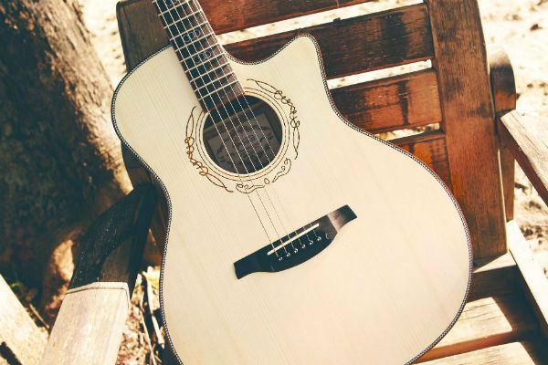 Guitarra con cuerdas de acero
