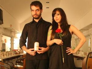 Duo segue um estilo que eles chamam de Duo faz músicas acústicas em um estilo que eles chamam de