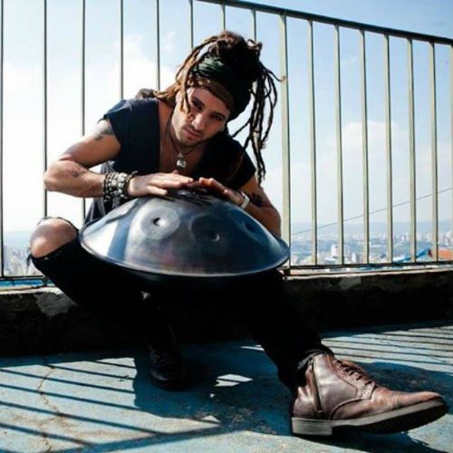 Guga Machado tocando el Hand Drum