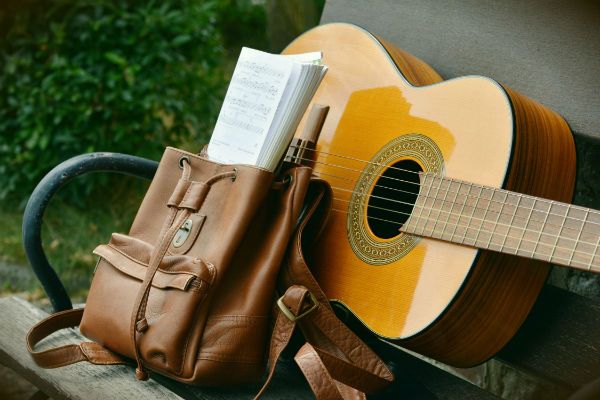 Guitarra en un banco