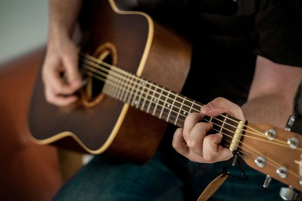 Acoustic-Guitar O violão vai te ajudar a fisgar o crush