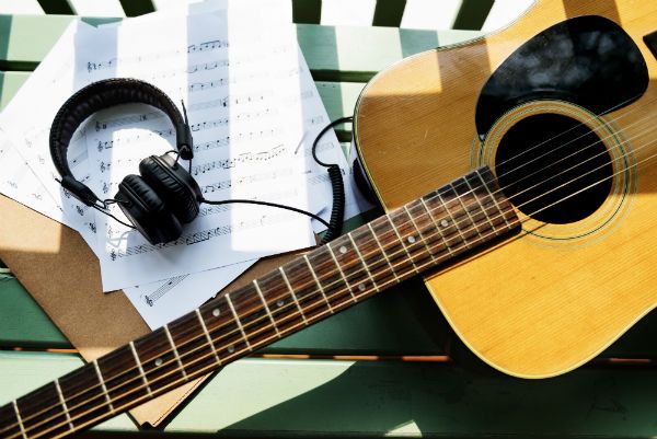 Antes de tocar uma música, assimile a melodia e a harmonia Procure fragmentar o conteúdo que for estudar