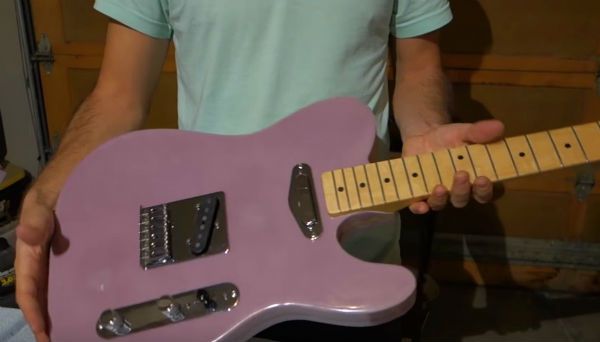 Guitarra de espuma é a mais leve do mundo Artesão cria guitarra de espuma