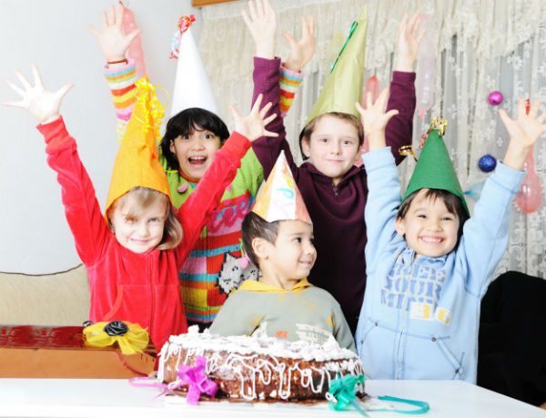 Crianças celebram o aniversário de um amiguinho Parabéns a você é o momento mais esperado pela criançada em uma festa de aniversário