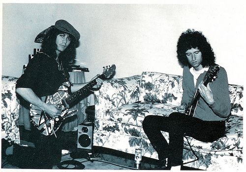 Eddie Van Halen e Brian May, gênios incontestáveis da guitarra, durante uma jam session