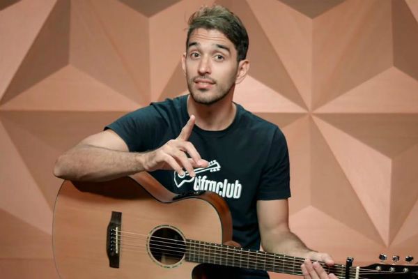 Leo Eymard Leo Eymard é um seresteiro nostálgico