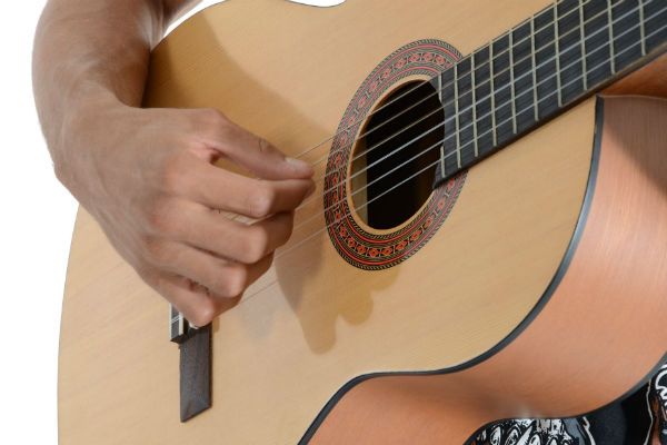 Violão com cordas de nylon Violão com cordas de nylon é um ótimo instrumento de entrada