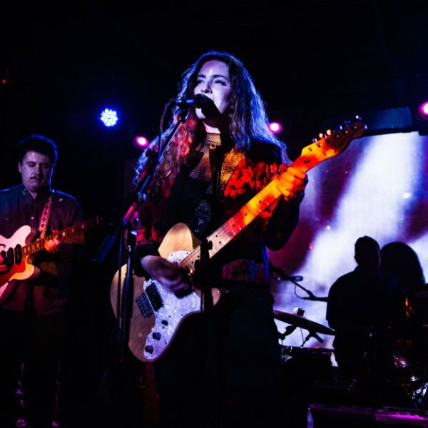 Tocar en una banda en vivo, con buena producción