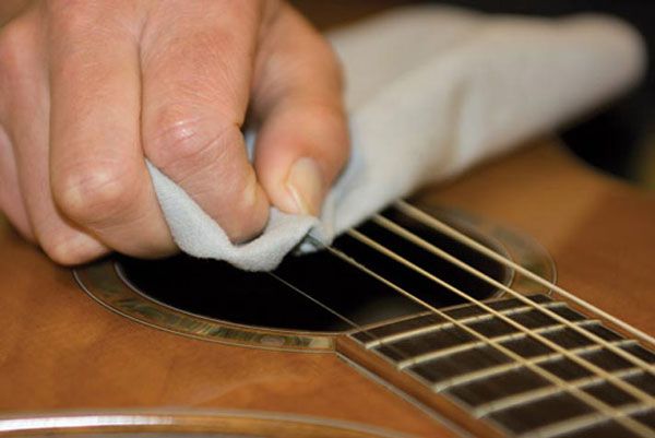 limpando_cordas_de_violao A limpeza das cordas do violão deve abranger todos os lados da corda
