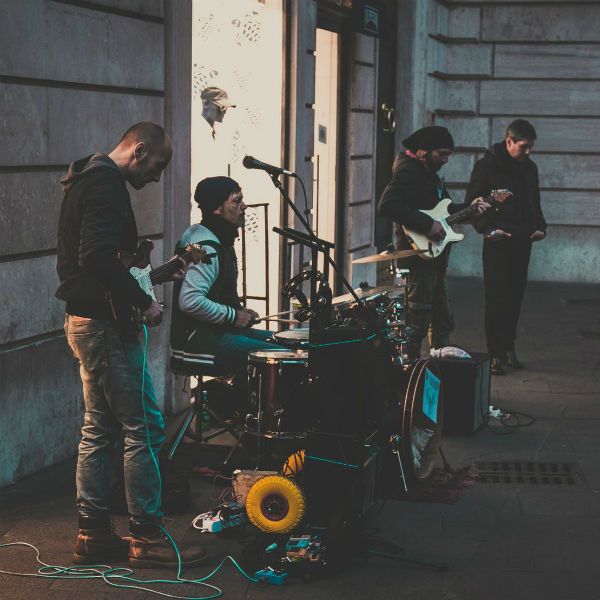 Tocar en una banda significa ensayar juntos para tener un mejor desempeño