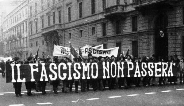 Manifestas italianos erguem faixa com os dizeres O Fascismo Não Passará