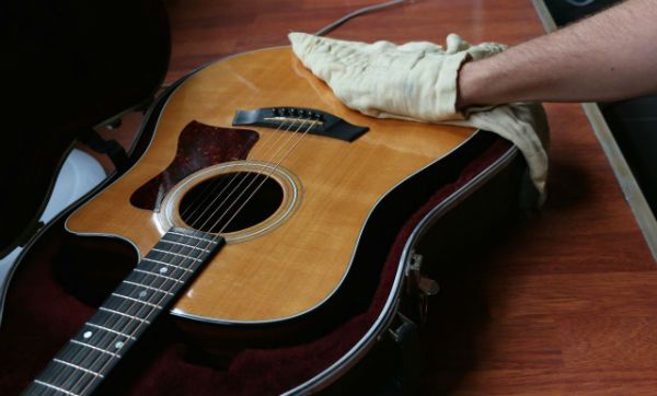 pano_limpar_violao Pano seco é o ideal para limpar o corpo do violão