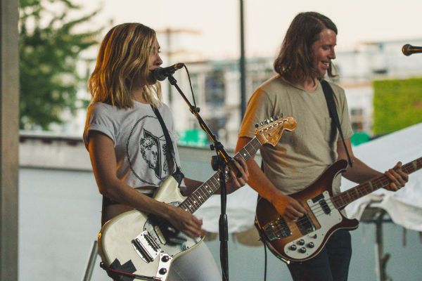 Bajista y guitarrista tocando en una banda durante el ensayo