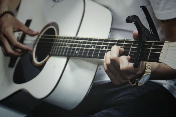 tocar_violao Tocar violão é bom, mas lipar o instrumento também é importante