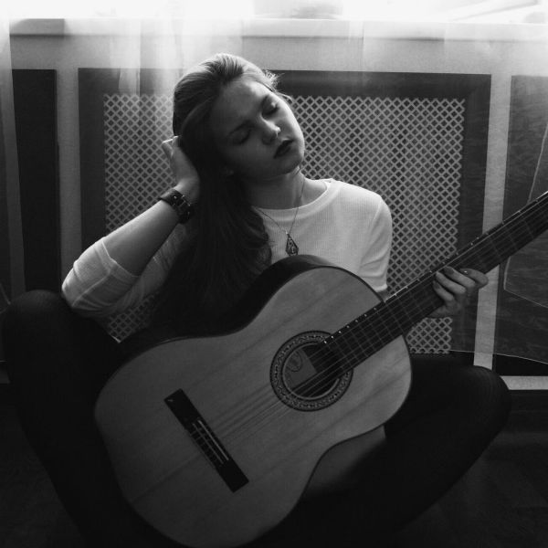 Una persona desmotivada no logra tocar la guitarra todos los días