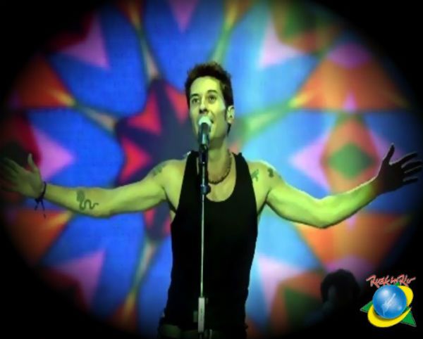 Dinho Ouro Preto durante show no Rock in Rio III, em 2001