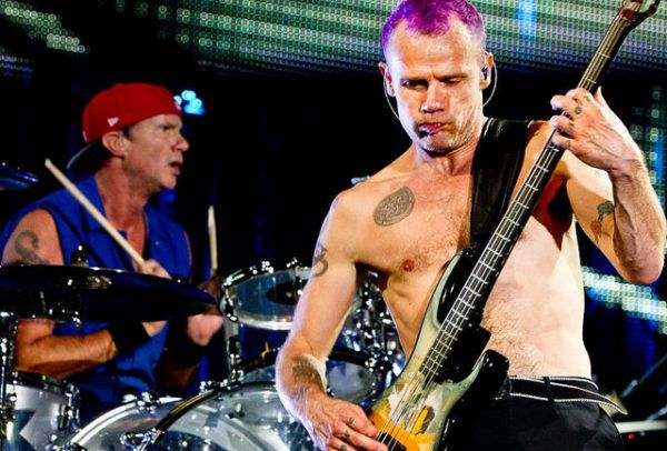 flea_chad-smith Chad Smith e Flea, durante um show do Red Hot Chili Peppers