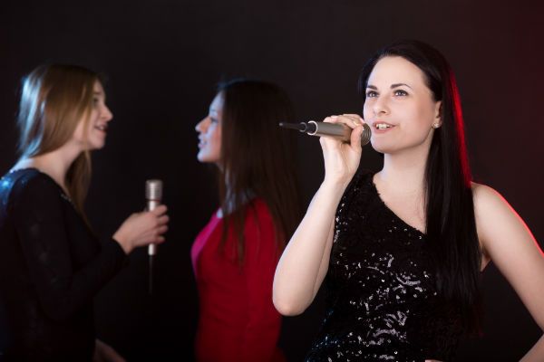 Dos backing vocales y una cantante principal