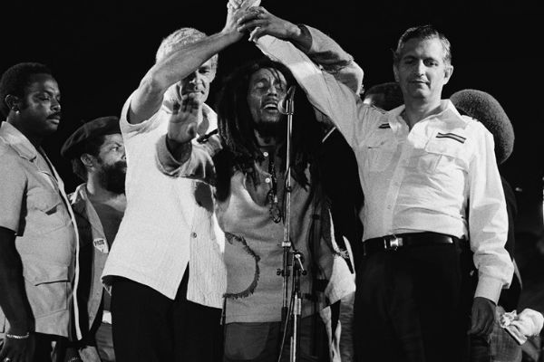 bob-marley_pacifista Bob Marley durante evento pacisfista, na Jamaica, com Michael Manley e Edward Seaga