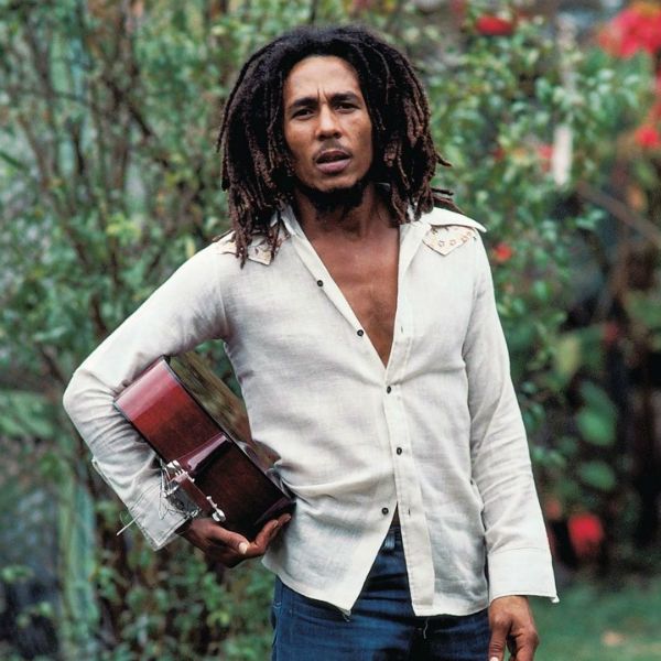 bob-marley_rei-do-reggae Bob Marley segura seu inseparável violão