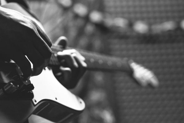estudar-solo-de-guitarra Estudante de guitarra treina escalas musicais