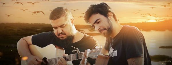 gustavo-focao_caico-antunes Gustavo Fofão e Caico Antunes tocam violão para um vídeo do Cifra Club