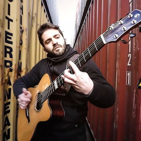 luca-stricagnoli_fingerstyle Luca Stricagnoli, violonista fingerstyle, tocando entre containers