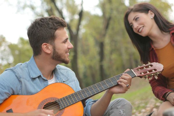 musicas-sobre-amor_violao Casal de namorados aproveitam um dia no parque, ele toca violão pra ela