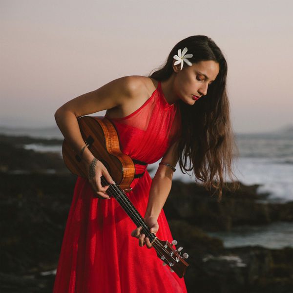 taimane_gardner_ukulele-dance taimane gardner toca ukulele, de costas pro mar, de vestido vermelho