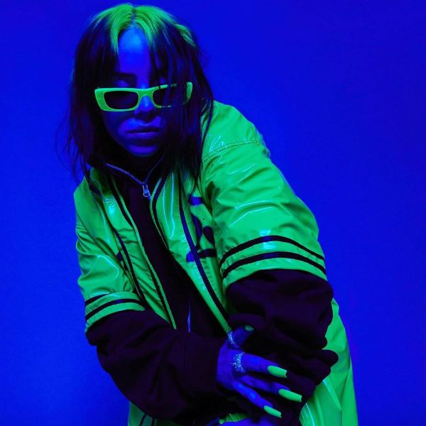 billie-eilish_cantora Billie Eilish sob os efeitos de uma luz azul fluorescente