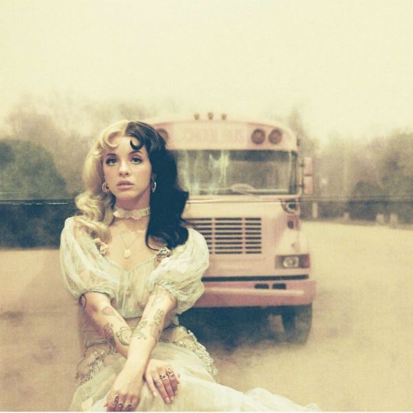 melanie-martinez_k12 Melanie Martinez em frente a um ônibus em um dos clipes do EP K-12