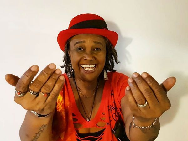 sandra-de-sa_cantora Cantora Sandra de São, de chapéu vermelho, representatividade feminina na música negra