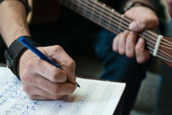 A teoria musical é fundamental para um músico