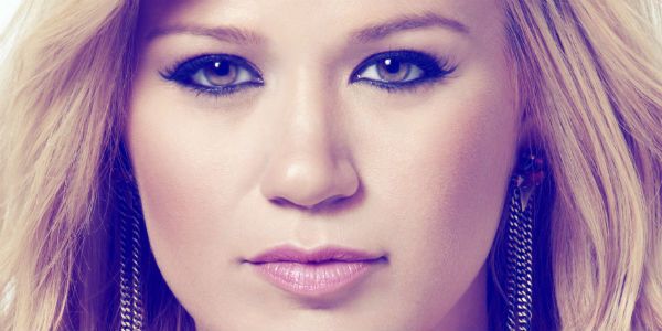 Kelly Clarkson celebra o amor no clipe de “Tie It Up”; assista