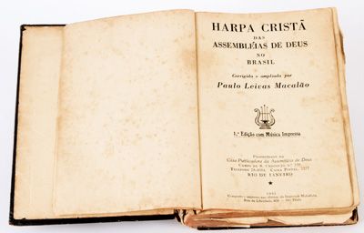 Livro antigo com o texto "Harpa Cristã das Assembléias de Deus no Brasil"