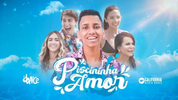 Astros do clipe ""Piscininha, Amor" posam com um fundo azul