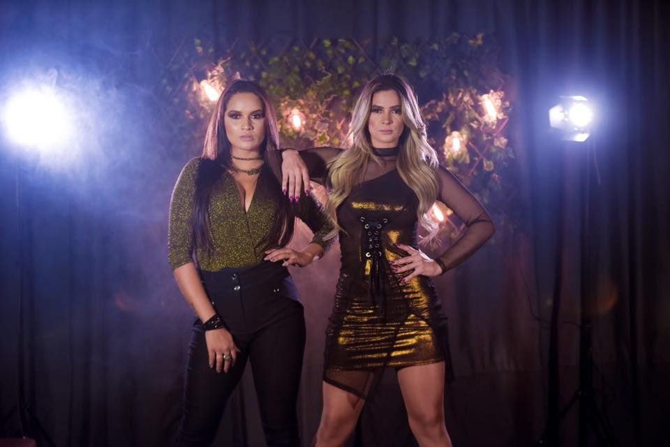 Ambas de pé, Jordana e Faust posam no palco da gravação do disco