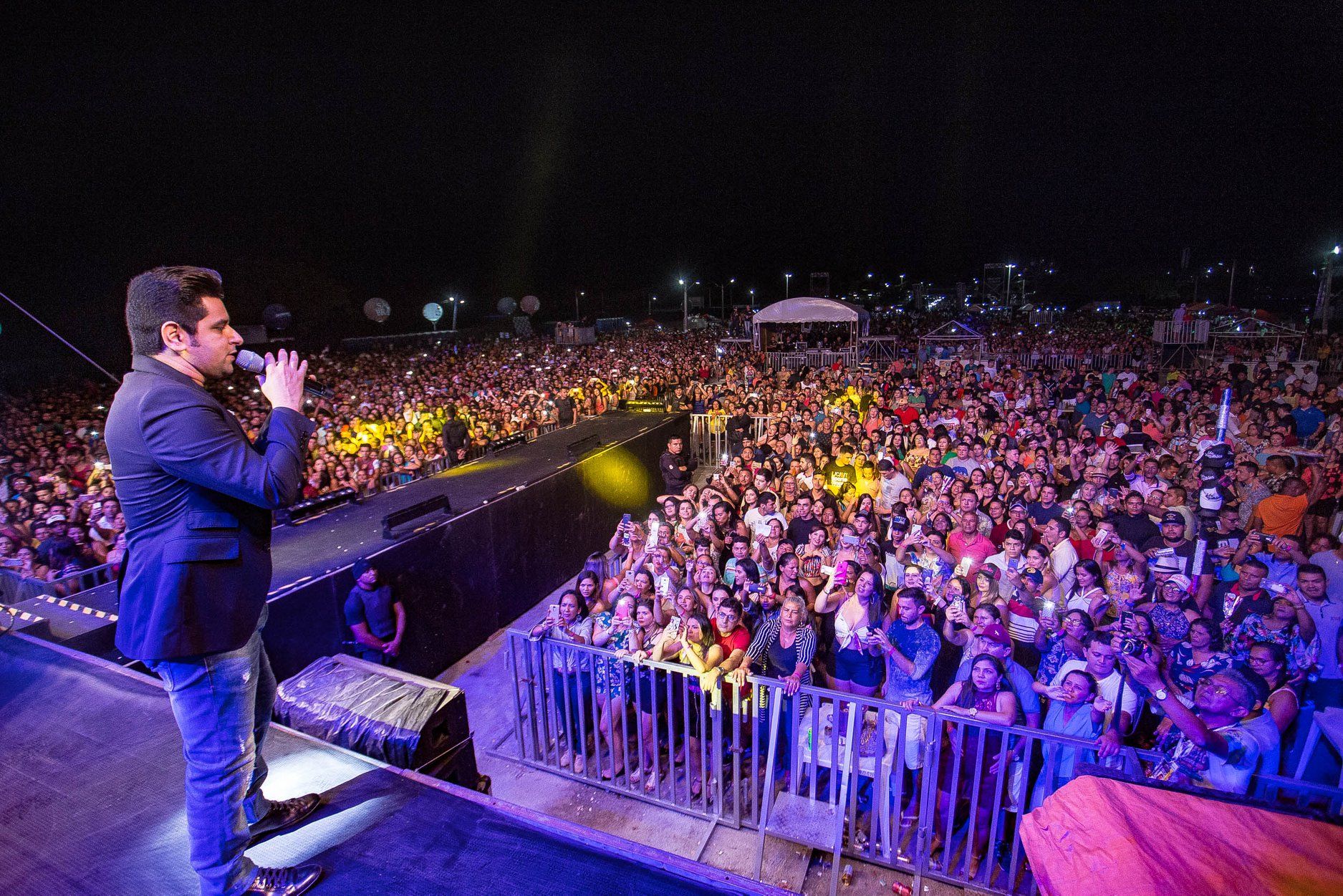 Léo Magalhães, um cantor das multidões 