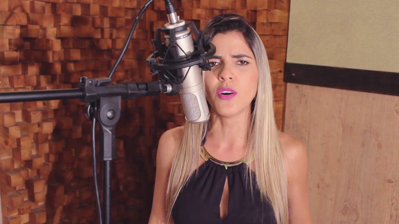 Cintia Moraes é uma cantora que chegou com tudo