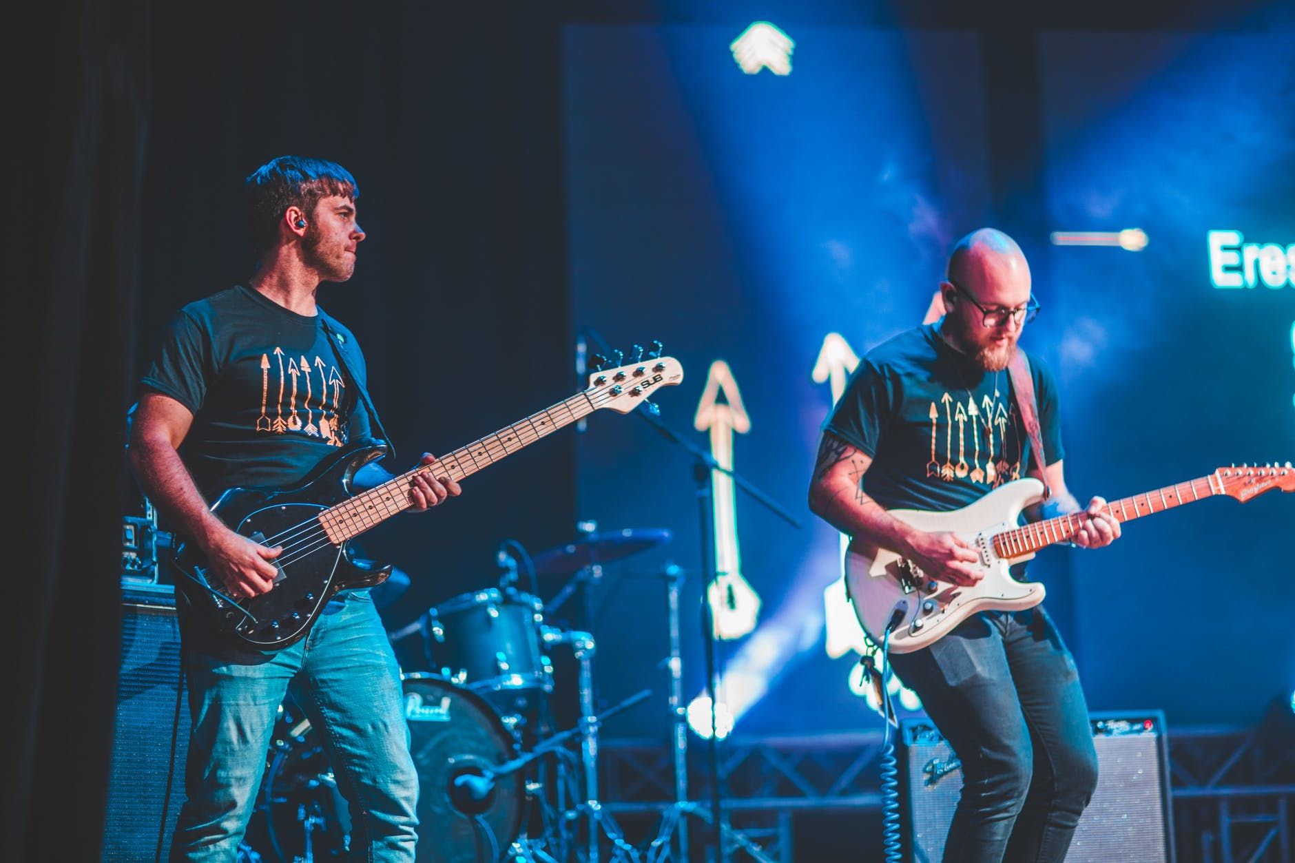 Banda de rock toca ao vivo