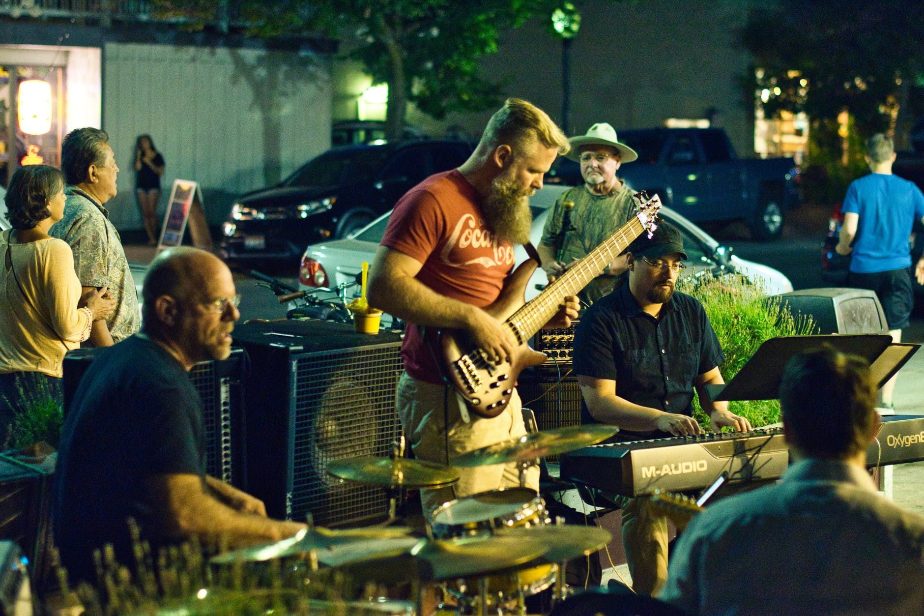 Uma banda tocando ao vivo